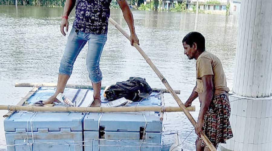 coronavirus Bihar floods Staff builds makeshift rafts with