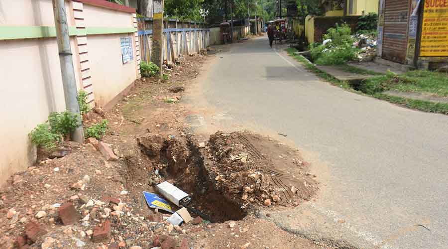 The soil dump after the underground cabling in front of the SBI, Chiragora Branch in Dhanbad on Thursday.