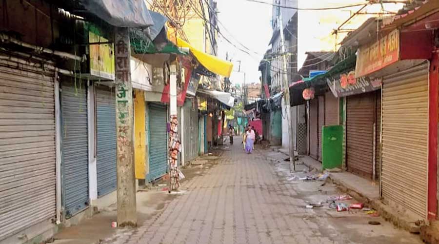 Shops closed during the bandh in Deoghar on Monday