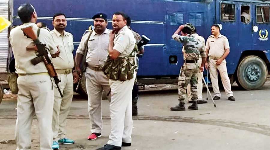 Policemen keep vigil in Deoghar