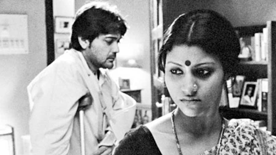 Prosenjit Chatterjee and Konkona Sensharma in Rituparno Ghosh's Dosar. Prosenjit on his Instagram page narrated a heartfelt letter for Ghosh on the filmmaker's 58th birth anniversary. Ghosh was known for his creativity and aesthetics, as well as the soulful portrayal of women in his cinema. He was also known for his notable contribution to the LGBTQ movement. 