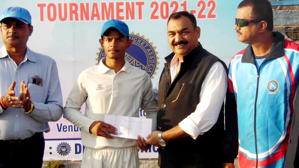 Prem Kumar del equipo de Dhanbad recibe el premio al Hombre del Partido en el partido Dhanbad vs Sarikila Khurasan en el torneo de cricket JS Kabylie U-16 en el Estadio Tata Digwadi en Dhanbad 