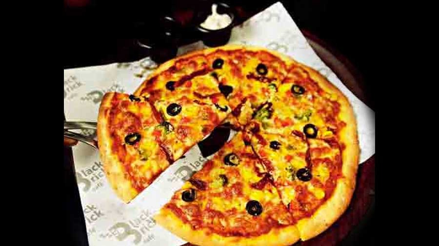 Wood Fired Pizza: Served with chilli oil and a tartar dip, the pizza is topped with olives, broccoli, bell pepper, sun-dried tomatoes, corn and onion. The crust is thin, delectable and cheesy. Rs 550