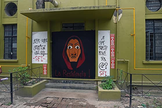 The famous Dali mask graffiti that had got Tokyo of Money Heist fame talking about Jadavpur University (JU). This was painted by Aratrika Basu, a second-year student of master’s in Philosophy, as a tribute to the popular TV series as well as the legacy of revolution in JU. 