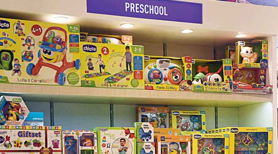 The preschool section is dedicated to toys that stimulate children's mental growth and encourage them to discover new things through touch and sensation.  It offers battery operated toys for infants up to two years old from Chicco, an extensive collection of stackable and interlocking blocks from Fisher-Price, Funskool toy trains, airplanes, pulling ducks, snails and various other animals. of different shapes and colors.