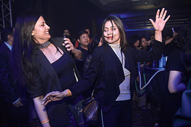 Music connects all — one could easily vouch for that as the crowd had youngsters  to mid-aged people soaking in the lovely voice of Jubin Nautiyal. We spotted Suruchi Kulthia and Bilquis Hasan match steps when Jubin sang Dil galti kar betha and Aaj ki raat.
