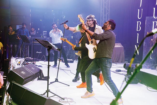 THEY CHEERED & DANCED “I had the best time in Calcutta! I felt in unison with the crowd and we played the concert like one solid unit. My band was also killing it and as an artiste I was just reciprocating what Calcutta was giving me and it’s called love,” Jubin Nautiyal told t2 after his performance.