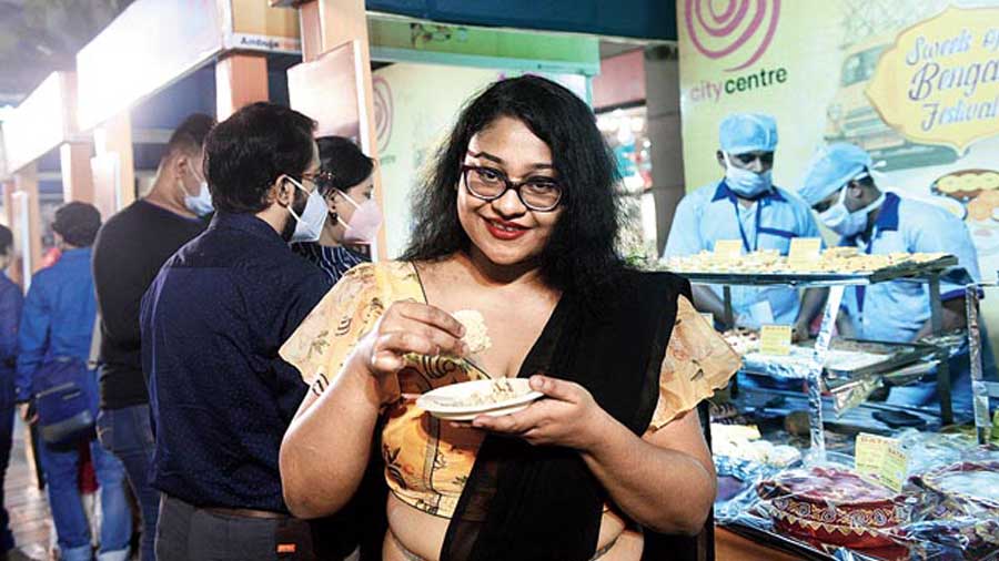 “I am having Joynagar’r moa (from Batai Mistanna Bhandar), which is our Bengal’s speciality. Delicious and sweet! I am having fun at this mishti mela as you can see. We are from Bengal, and as Bengalis, we love mishti. More people should come for this festival,” said Arpita Das.