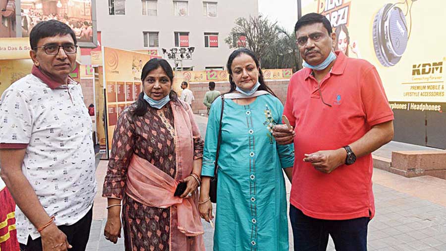 “I had three to four items here, like Rajbog and Chomchom. They were very good,” said Jaikumar Agarwal (extreme right) who was there with his near and dear ones.