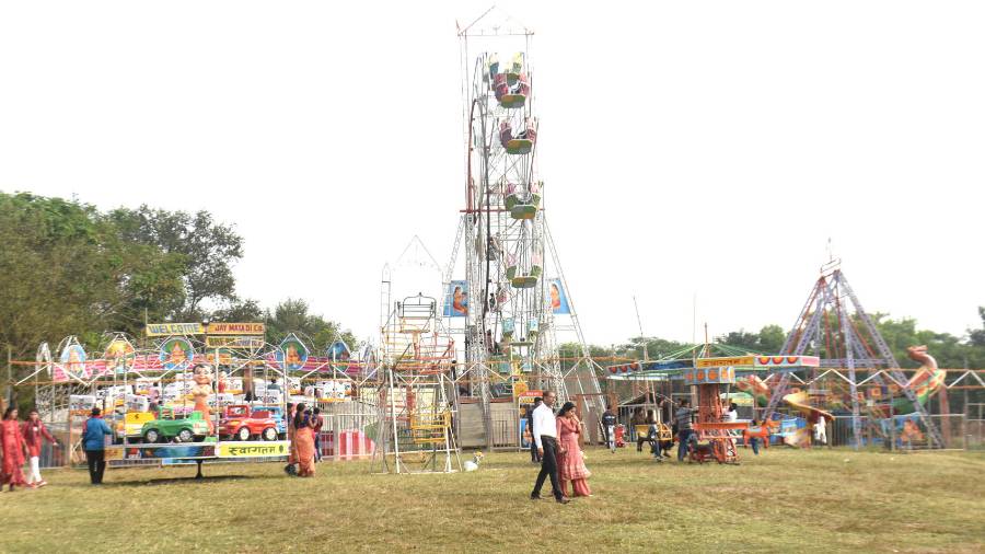 Residents of Dhanbad enjoying fair inside the park