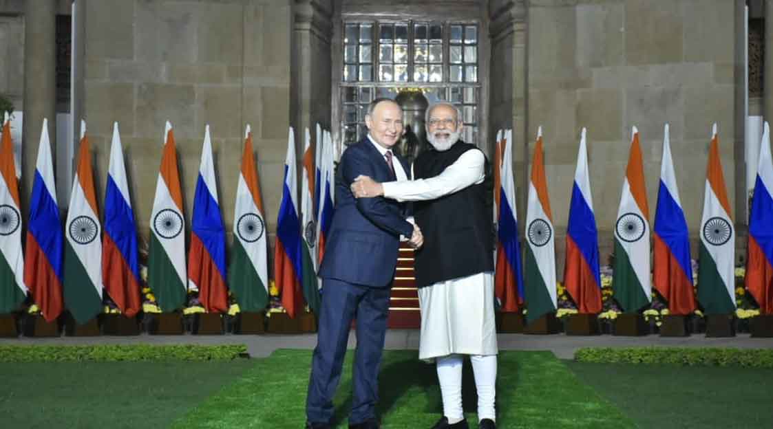 Russian President Vladimir Putin (L) with Prime Minister Narendra Modi