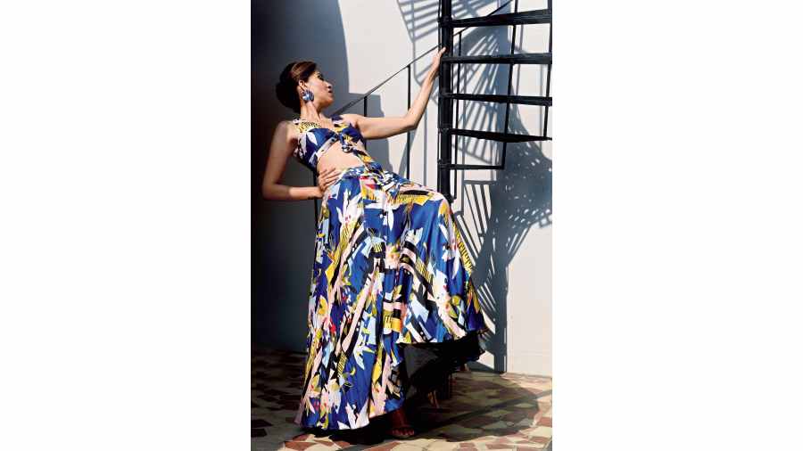 Runa slips into an abstract graphical floral-printed satin skirt with deep-neck blouse with knot detailing. Sunbathing the stylish way when you are not rocking a resort shaadi! 