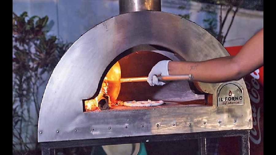 Napoletana-style pizzas that originated in Naples and known for their simple toppings, airy crust, and extra gravy, included Margherita Con Bufala, Tartufo, Quattro Formaggi, Prosciutto, Salami, and Speck.  Patatine, homemade potato chips, served with fresh pesto, was also on the menu.