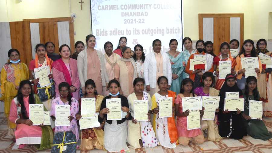 Students of previous batch with their certificates and gifts along with Sister Maria Kirti A.C (center in white sweater), Principal, sisters and teachers of Carmel School, Dhanbad, during the Farewell Ceremony.