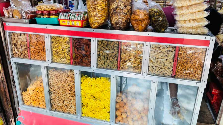 A variety of fried snacks such as different kinds of chips and ‘papad’, ‘mathri’, and soya sticks can be found at Krishna Hot Chips
