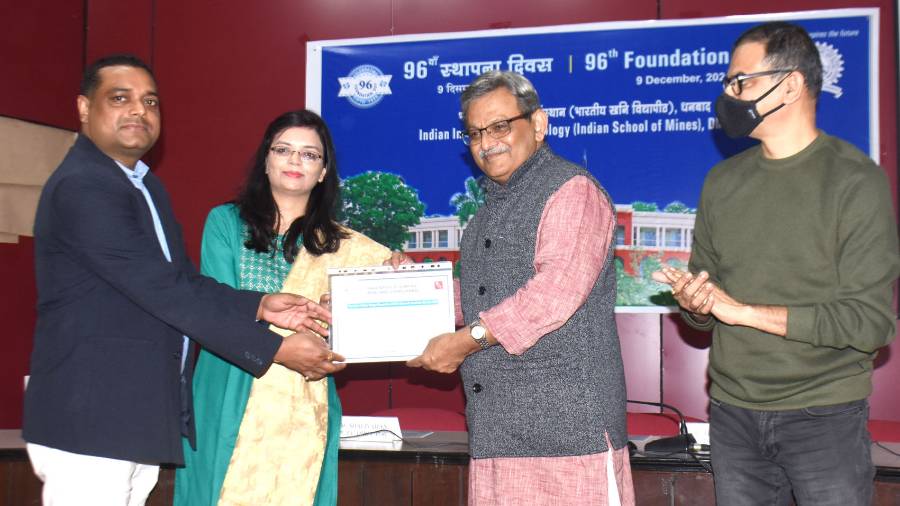 Pratishtha Gupta, Research Scholar and Professor Vipin Kumar,  Department of Environmental Science and Engineering, IIT(ISM) Dhanbad receiving Winner of Inder Mohan Thapar Award-2020 on Thursday.