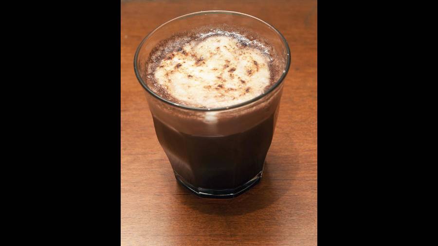 CRÈME BRULEE: The flavour of creme brulee in hot chocolate balanced with Keralean vanilla, a richer chocolate for a velvety feel and bruleed sugar on top.