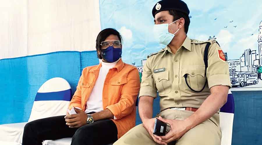 Police counsel speed addict moto-blogger to drive at 30kmph on Kolkata roads