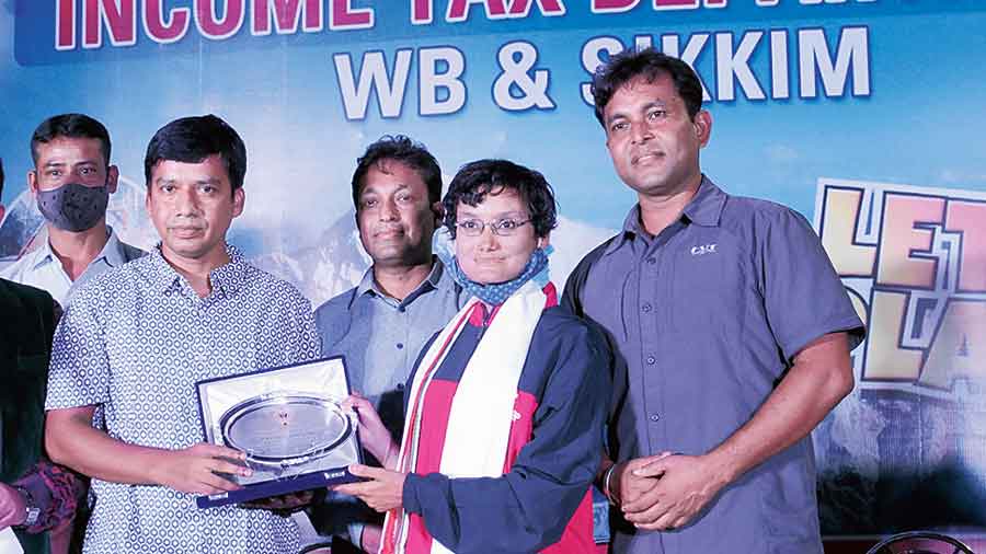 Mountaineer Debasish Biswas felicitates Piyali Basak for scaling  Mt Dhaulagiri without oxygen.