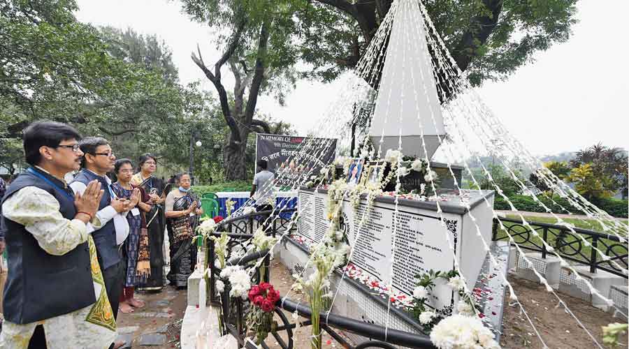 Relatives pay tribute to the fire victims at the AMRI Memorial at Rabindra Sarobar on Thursday.