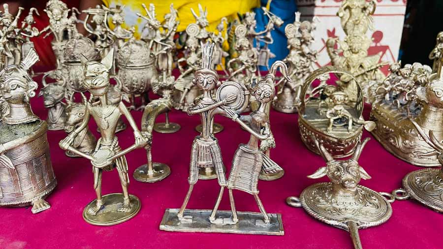 Dariyapur is known for its ‘dokra’ metal work and has some 133 artisans creating fine metal handicrafts here