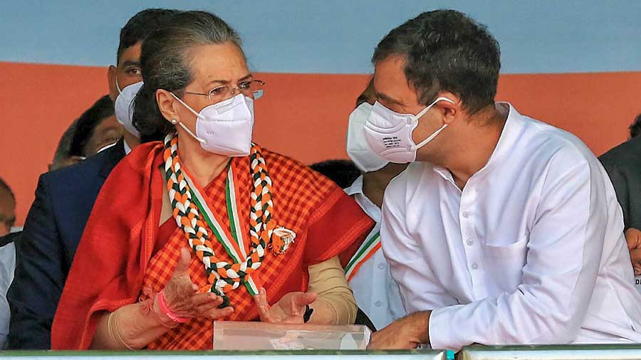 Sonia Gandhi and Rahul Gandhi (R) at the Jaipur rally on Sunday