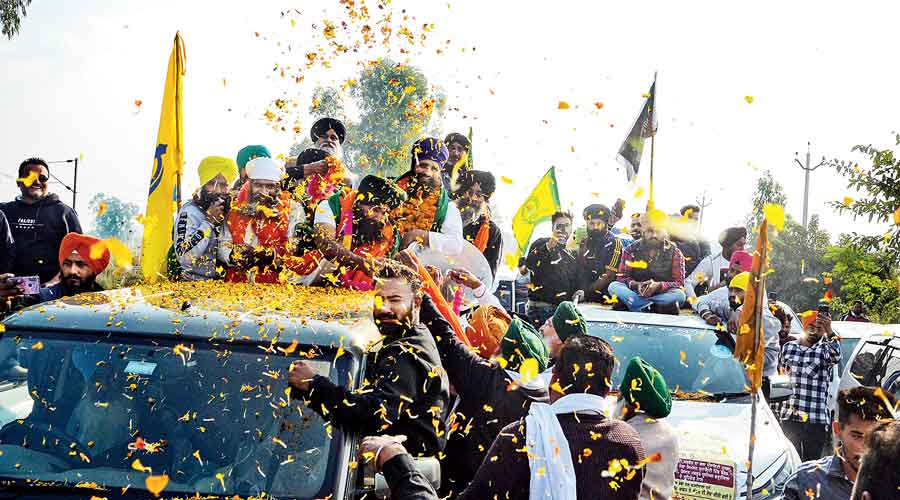 Farmers are welcomed upon their arrival in their hometown in Jalandhar on Sunday.