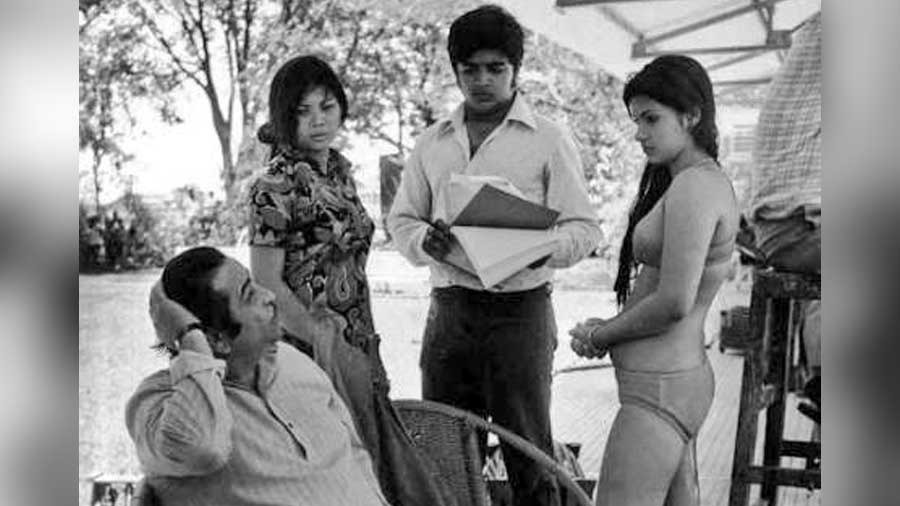 Raj Kapoor, Rahul Rawail and Dimple Kapadia during the shoot of ‘Bobby’