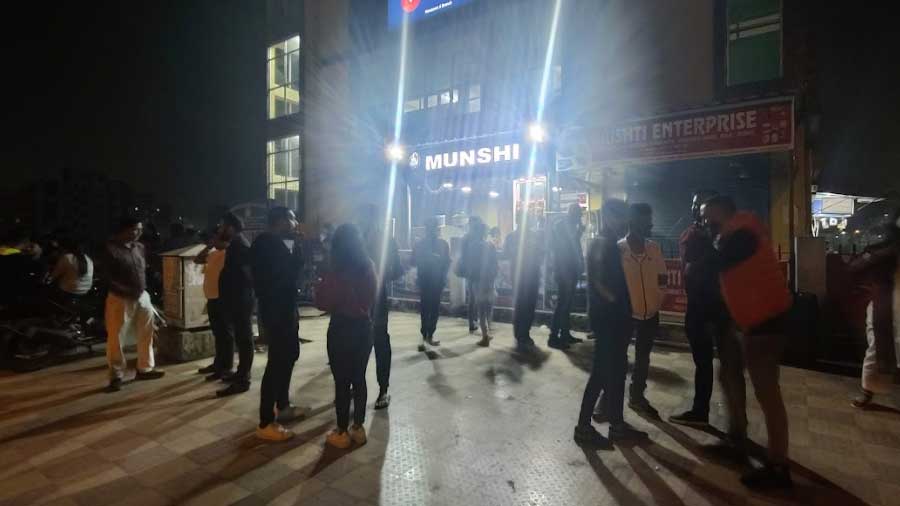 Munshi’s is open from 7am to 11pm and almost always busy, but rush hour is usually around 9pm