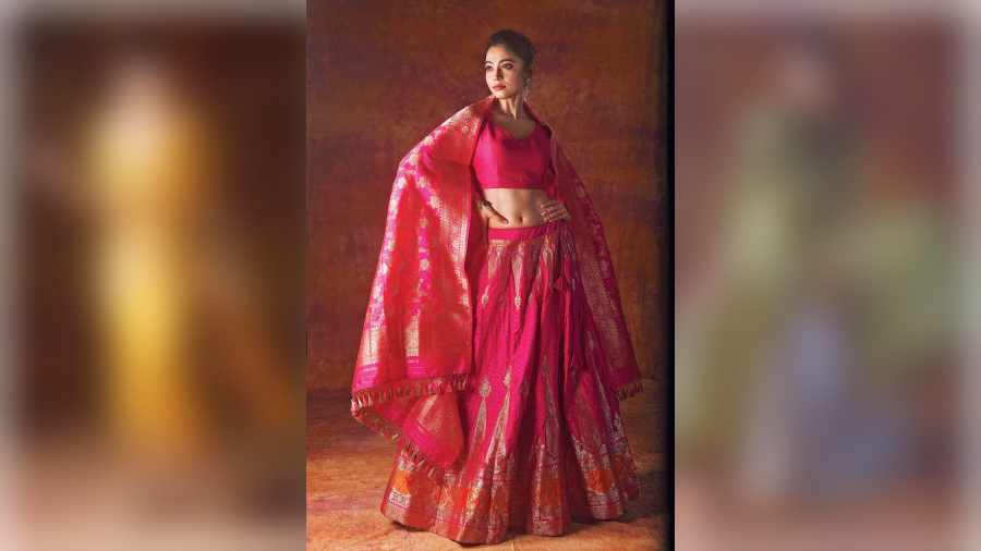 Diti struck a graceful pose in the vibrant pink and orange silk Benarasi lehnga detailed with zari motifs. The motifs and styles are drawn from the ceiling and wall paintings with mesmerizing coloured patterns from the architectural structures in Ladakh. “This is the first proper lehnga collection of my label and I wanted it to be very happy and bright. Who doesn’t know this scooter and Kareena Kapoor in her lehnga riding on this?! When I saw this, I instantly knew I wanted to do a lehnga for this collection,” said Pinki