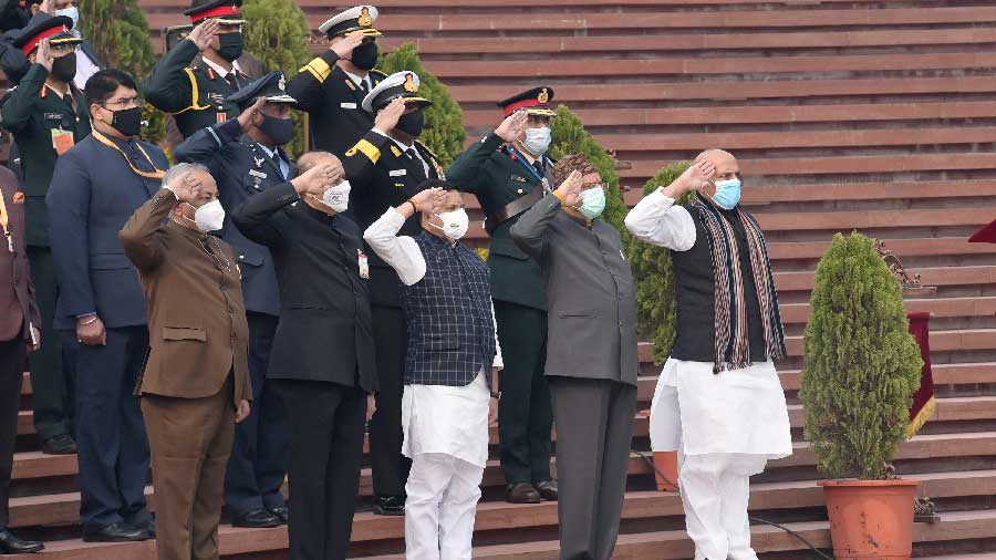  Defence Minister Rajnath Singh and others pay tribute during the homage and reception ceremony of Swarnim Vijay Mashaals on the occasion of Vijay Diwas