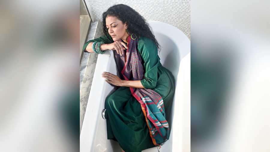 When you have supermodel Nayanika Chatterjee shooting for you, anything she agrees to is a bonus. So, when she agreed to slip into the bathtub in another khadi number, we were over the moon!