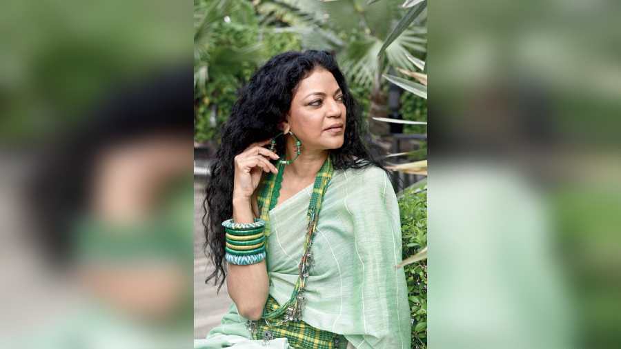 Nayanika looks statuesque in an apple-green khadi sari and crochet blouse. “I worked on that sari for nearly a year because khadi is sometimes heavy. I don’t like too much starch too. Then you don’t see the weaving mistakes and the sari is like cardboard. I want the younger generation who are the future to embrace the sari,” said Bibidi. She has 500 ladies making crochet, some of them 50-60. “I took them in because they had nothing to do and they didn’t know what fashion was. That was one my bestsellers, cotton and handwoven,” she added. How cool are the bobbin and safety pin accessories! The upcycled bangles and the waist bag are signature Bibi Russell.