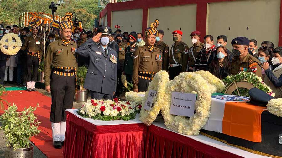 Mortal remains of Group Captain Varun Singh, who passed away in the Kunnoor Chopper Crash reached Bhopal today for the last rituals. 