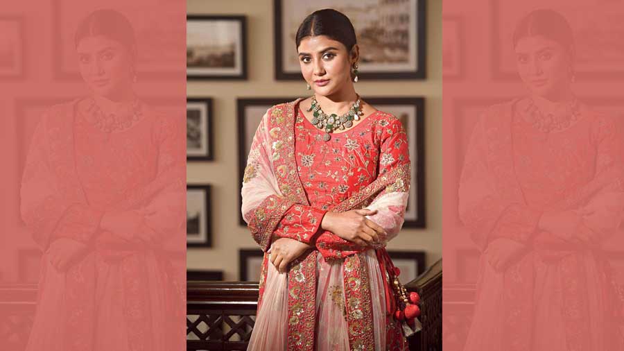 In a subtle-glam D-day look, Parno channelled a gorgeous vibe in this polki set from B.C.Sen Jewellers accentuated with emerald cabochon, natural pearls and green meenakari work. The emerald is contrasted with a pink-red bridal lehnga from Estri, completed with trendy middle-parted hair. “Value of precious stones is something which is forever and has been there since time immemorial. The pleasure of owning something rare and natural like precious stones gives a self-satisfaction to the wearer. They are trending since celebrities have been wearing them on weddings and so it generates an aspirational value to common people as well. Mostly worn at weddings and other bridal events, precious stones in different hues are very much in trend for the modern-day bride,” said Sukanya Sen and Shalini Sen, marketing and branding division heads, B.C. Sen Jewellers.