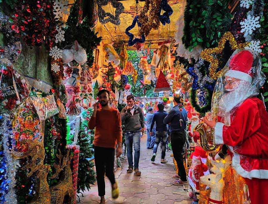  Delhi Disaster Management Authority on Wednesday directed district magistrates to ensure no Christmas and New Year gathering takes place in view of the rising Omicron cases, restaurateurs sought more clarity.