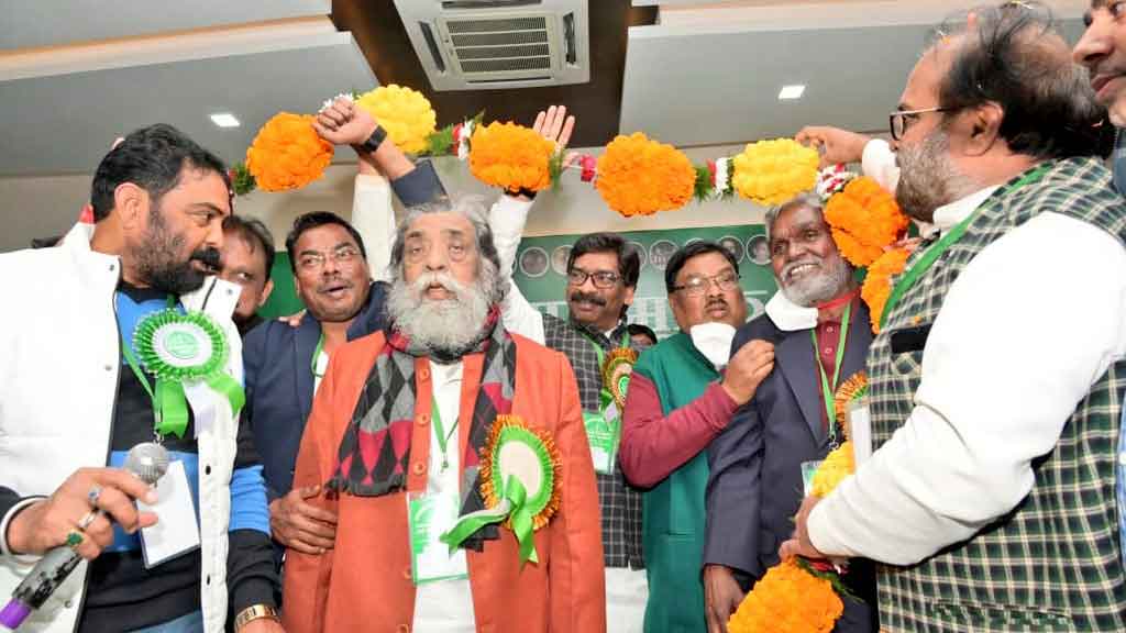 Shibu Soren being garlanded after his re-election as JMM president while others, including chief minister Hemant Soren, look on in Ranchi on Saturday
