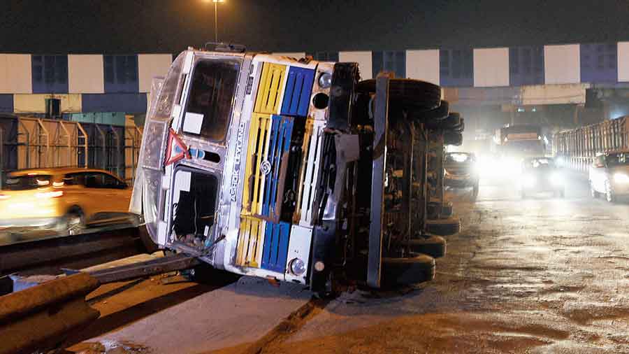 The overturned truck on a ramp of the city-bound flank of the Vidyasagar Setu on Saturday.
