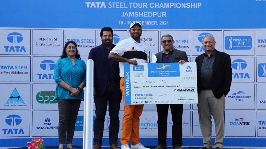 Udayan Mane receives the winners' cheque from Tata Steel MD T.V. Narendran in Jamshedpur on Sunday. 