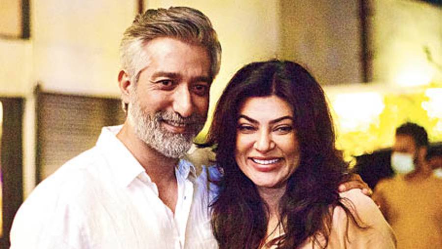 Shataf with Sushmita Sen on the sets of 'Aarya 2'