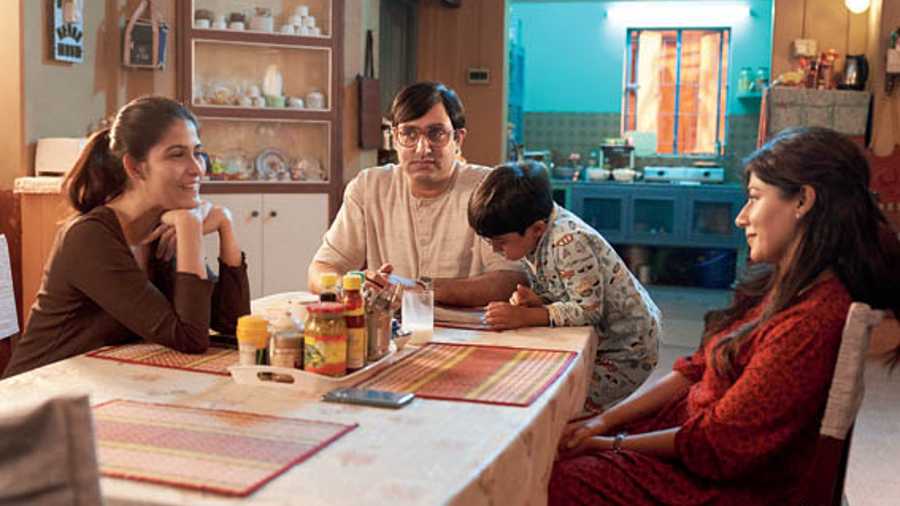 Samara Tijori speaks to Chitrangda Singh in the presence of Abhishek Bachchan and a child actor during the shooting of 'Bob Biswas'