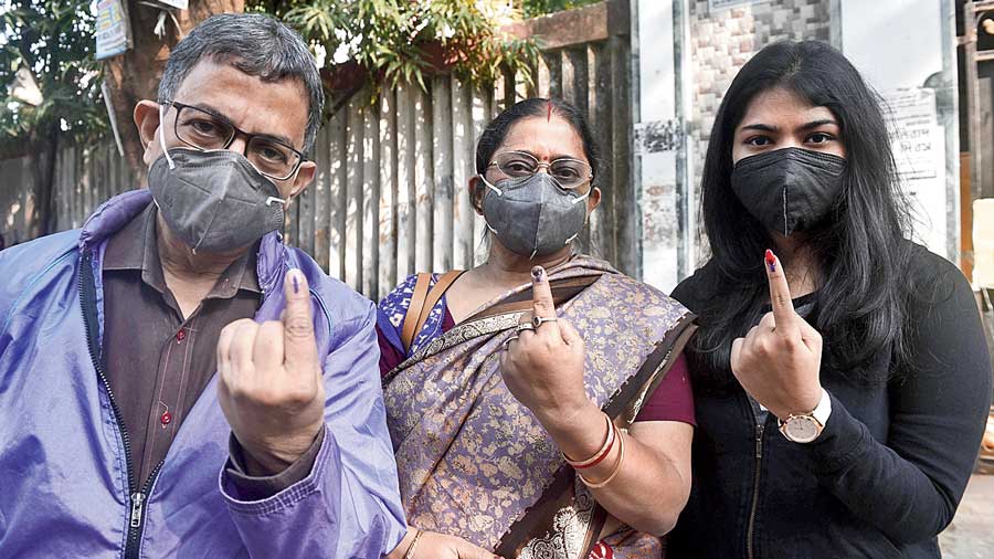 Shyamal Datta with wife Debjani and daughter Shatarupa.