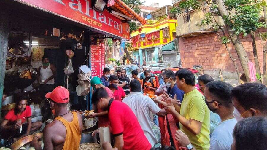 Many shops, like Maharaja on Sarat Bose Road, are located close to parks where people go for their morning walks