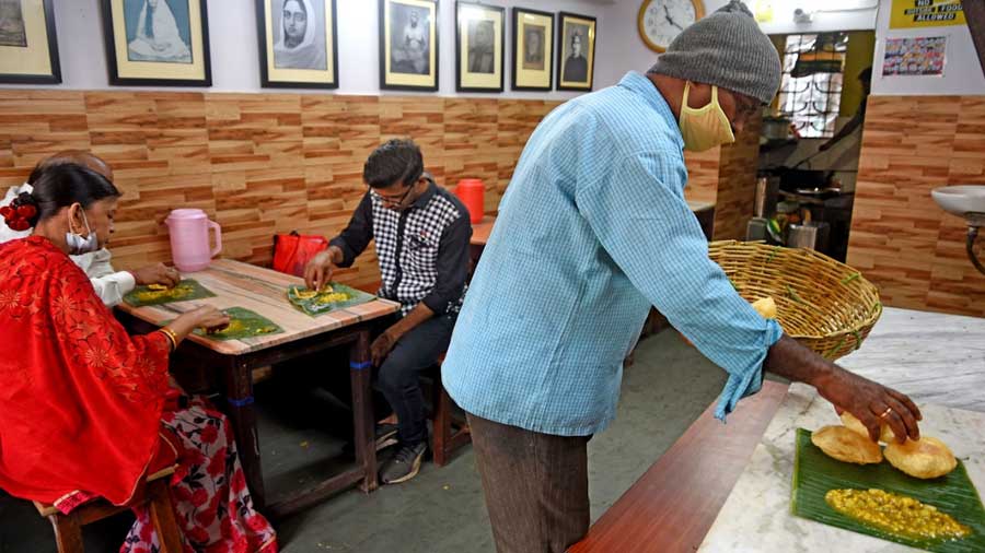 Adi Haridas Modak at Shyambazar serve their ‘kochuri’ on banana leaves