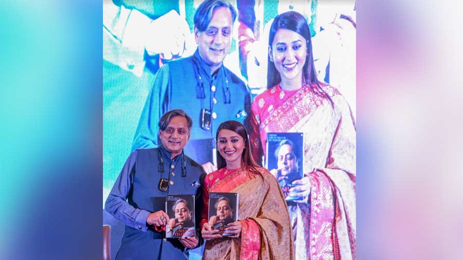 Tharoor with fellow Parliamentarian Mimi Chakraborty