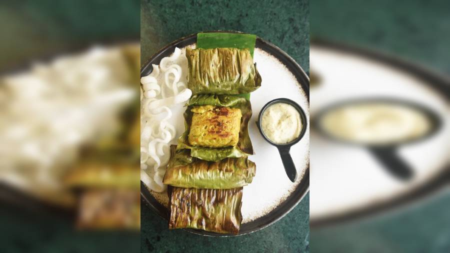Effingut’s take on Calcutta’s paturi is Grilled Fish in Banana Leaf but unlike the mustard marination, this one has a Thai marination with lemongrass, coconut and is grilled in a banana leaf. Taste? Non-spicy and yum!