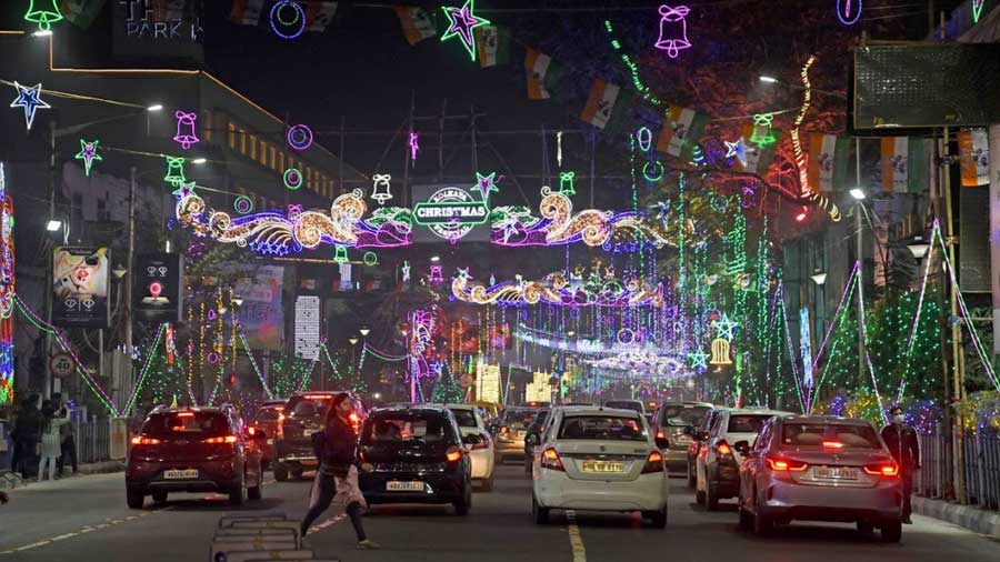 Kolkata’s favourite dine-drink-dance corridor is dressed up with more lights this year! “We had to keep the festivities low-key for the last two years after the pandemic set in but what we have done is added more lights to Park Street. The idea is to ensure that the spirit of the season is intact and everyone will enjoy what is meant to be a beautiful festival,” said Shane Calvert, who has been organising the Kolkata Christmas Festival since its inception in 2011. 
