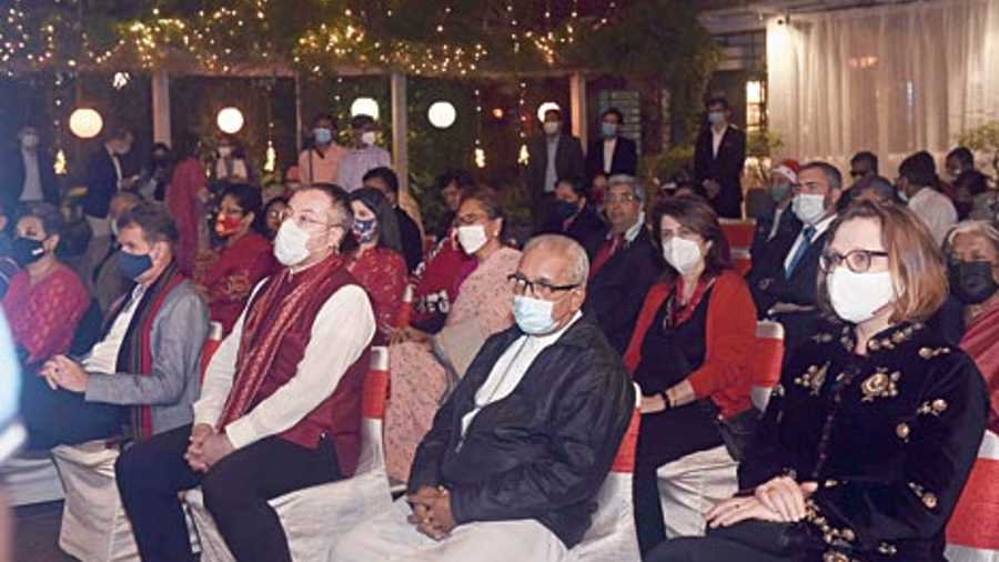 (R-L) Astrid Wege, director, Goethe Institut/Max Mueller Bhavan Calcutta, the archbishop of Calcutta Thomas D’ Souza, Italian consul general in Calcutta Gianluca Rubagotti and German consul general in Calcutta Manfred Auster were spotted in the audience. After the performances, the consul general of Italy in Calcutta handed out jute bags with poinsettia, also known as Christmas Star in Italy, to each of the guests. The students received plants and Italian chocolate and sweets along with other Christmas gifts and goodies.