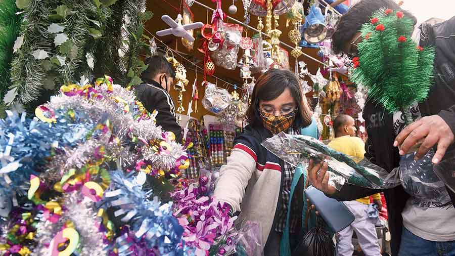 Kolkatans shop for Christmas decorations in New Market on a chilly Wednesday afternoon, when the city’s maximum temperature was 2 degrees below normal.