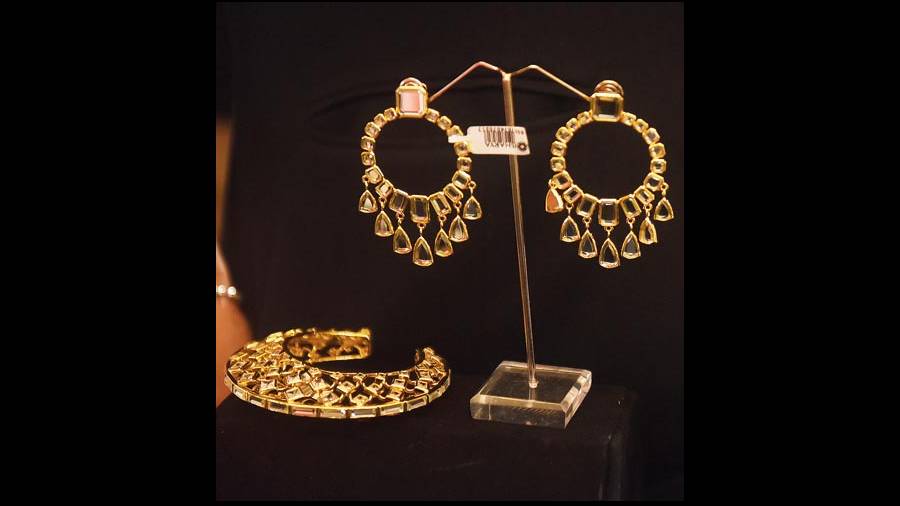 If you entered Rangmanch, there was no missing Isharya. The jewellery brand had guests spoilt for choice with their range of earrings, cuffs, rings, statement neckpieces and so on. We had our eyes on this stunning pair of gold-plated chaandbalis with polki-cut mirror work, and the cuff that was studded with Swarovski crystals. 
